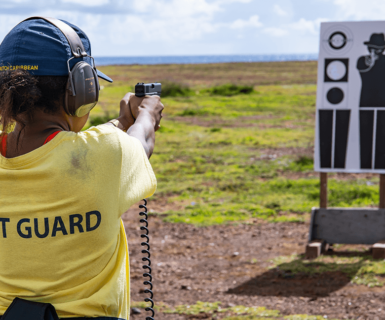 Een kustwachter tijdens training